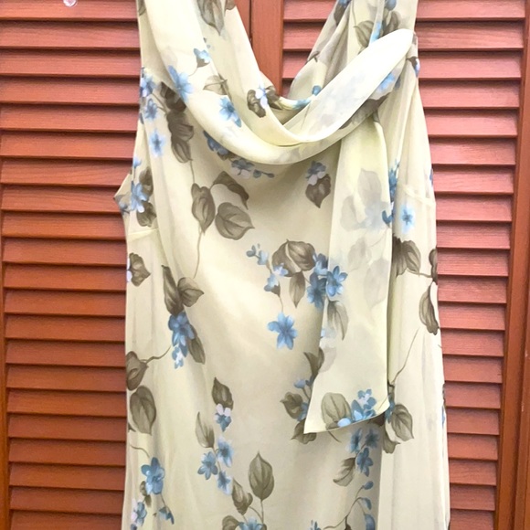 Beautiful dress, Fit & Flowy, worn once excellent condition. - Picture 2 of 7